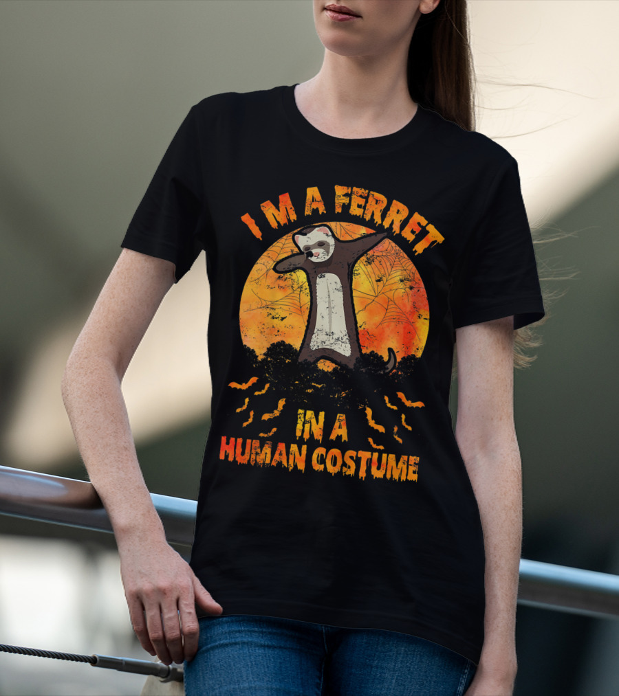 I'M A FERRET IN A HUMAN COSTUME HALLOWEEN 밤 하늘에 박쥐 Parte 2 Ferret T-Shirt