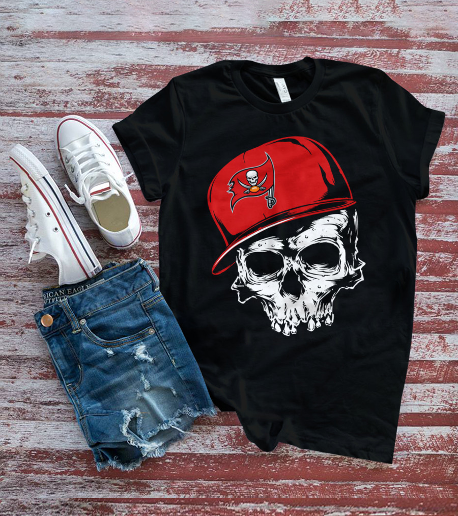 Tampa Bay Buccaneers Skull With Red Cap And Pirate Flag T-Shirt