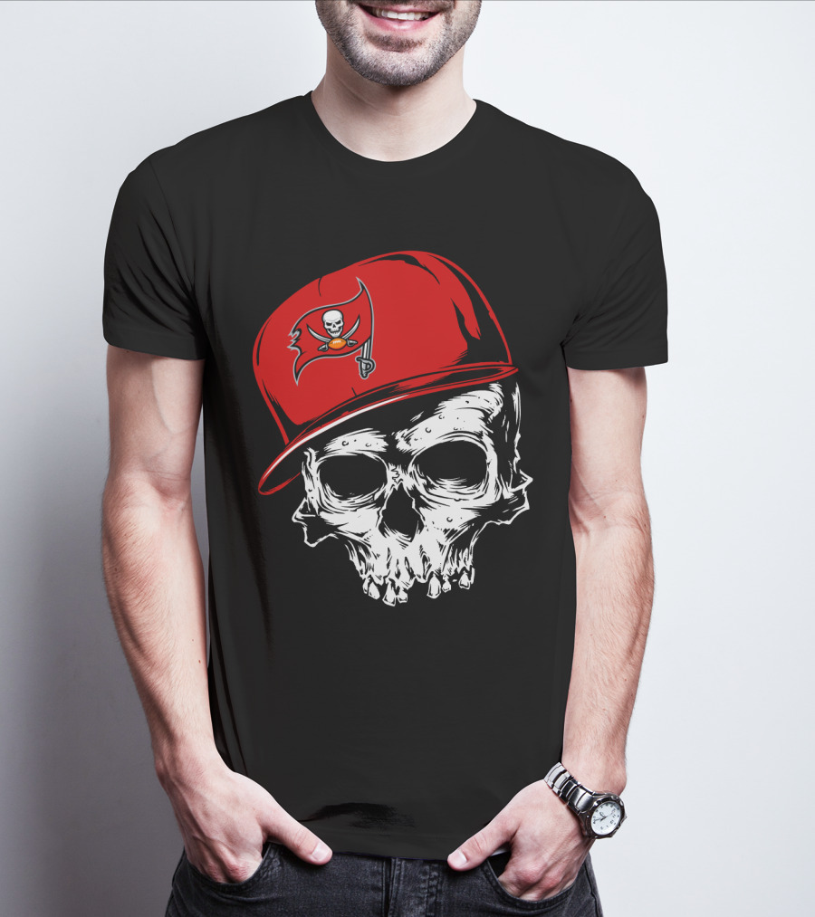 Tampa Bay Buccaneers Skull With Red Cap And Pirate Flag T-Shirt