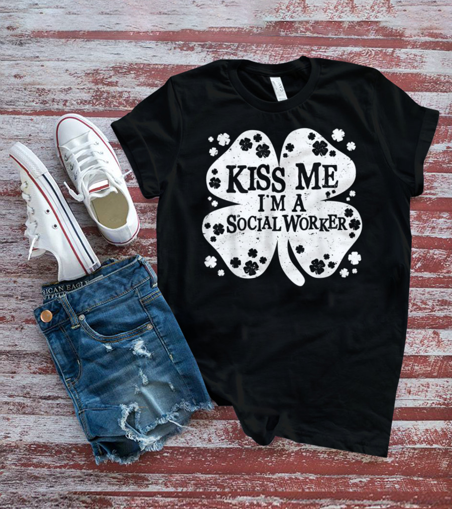 Kiss Me I'm A Social Worker Shamrock St Patrick's Day T-Shirt