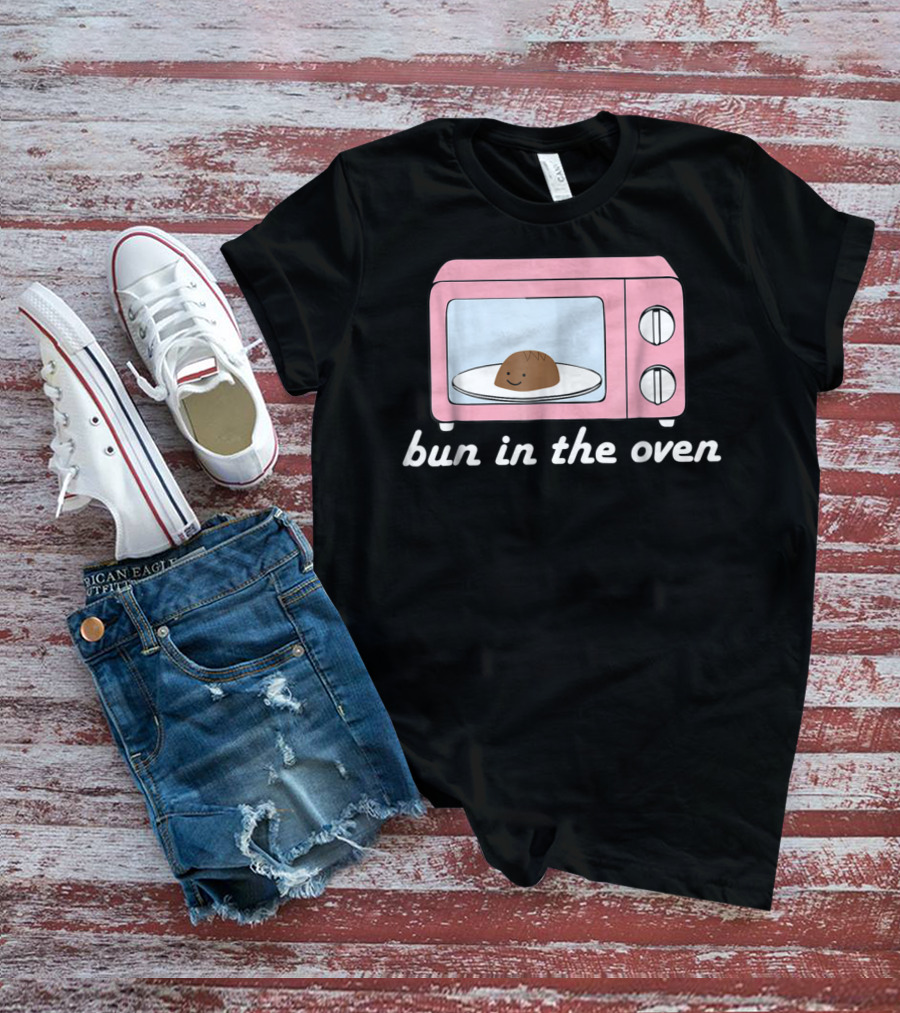 Bun In The Oven Expecting Baby Announcement Pink Microwave T-Shirt