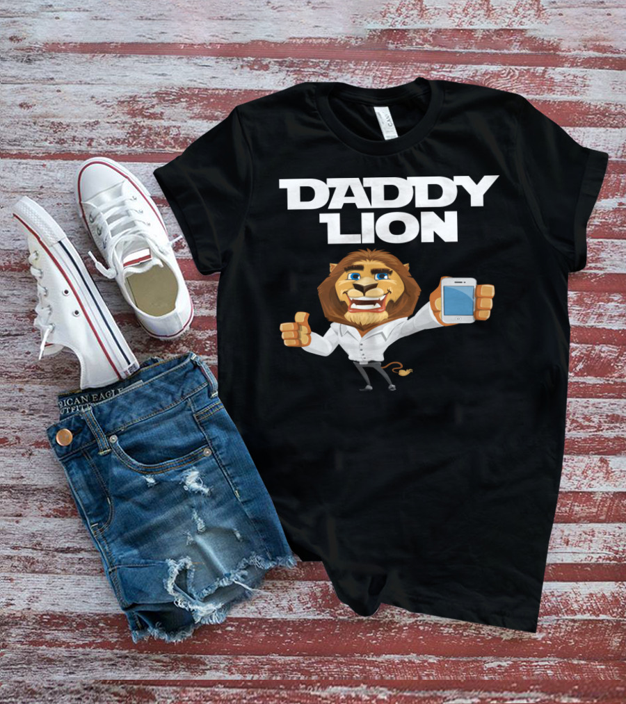 Daddy Lion With Smartphone Thumbs Up T-Shirt