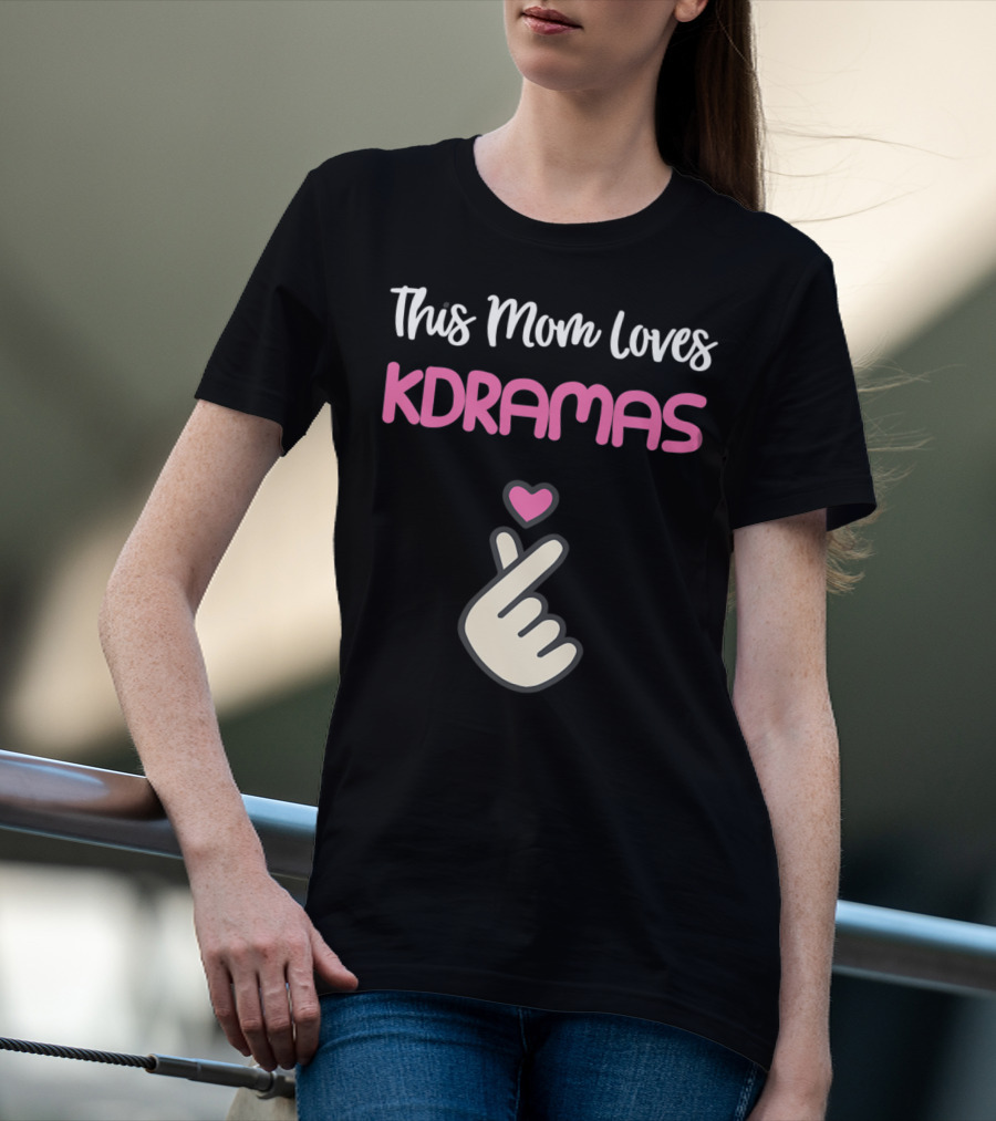 This KPop Mom Loves Kdramas With Heart Hand Gesture T-Shirt