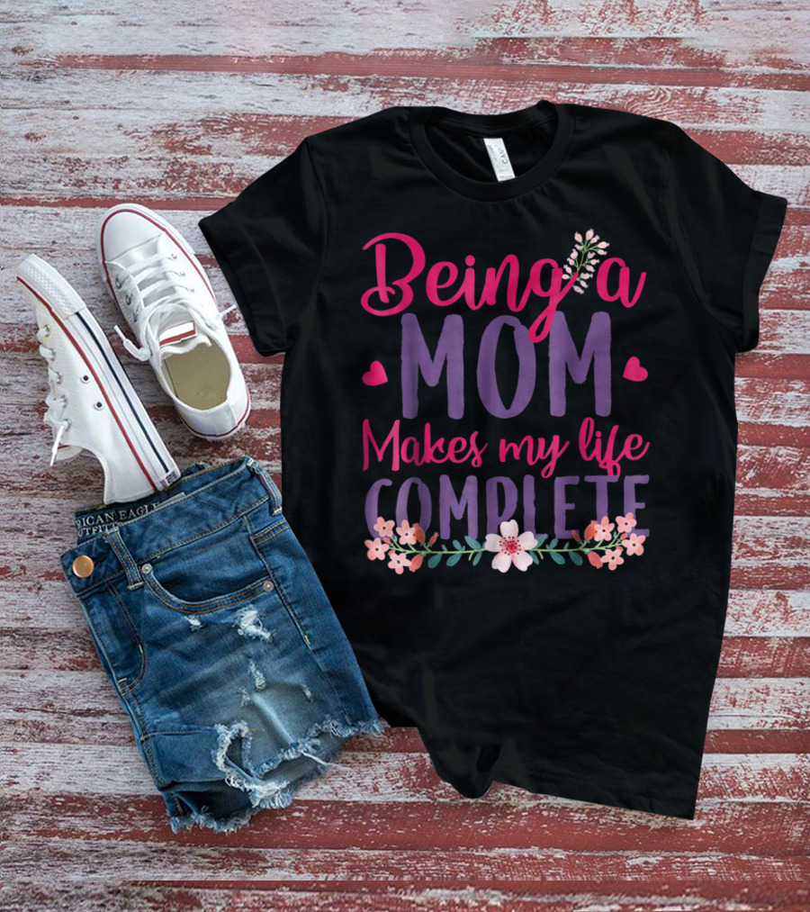 Being A Mom Makes My Life Complete Flower Lover Hearts T-Shirt