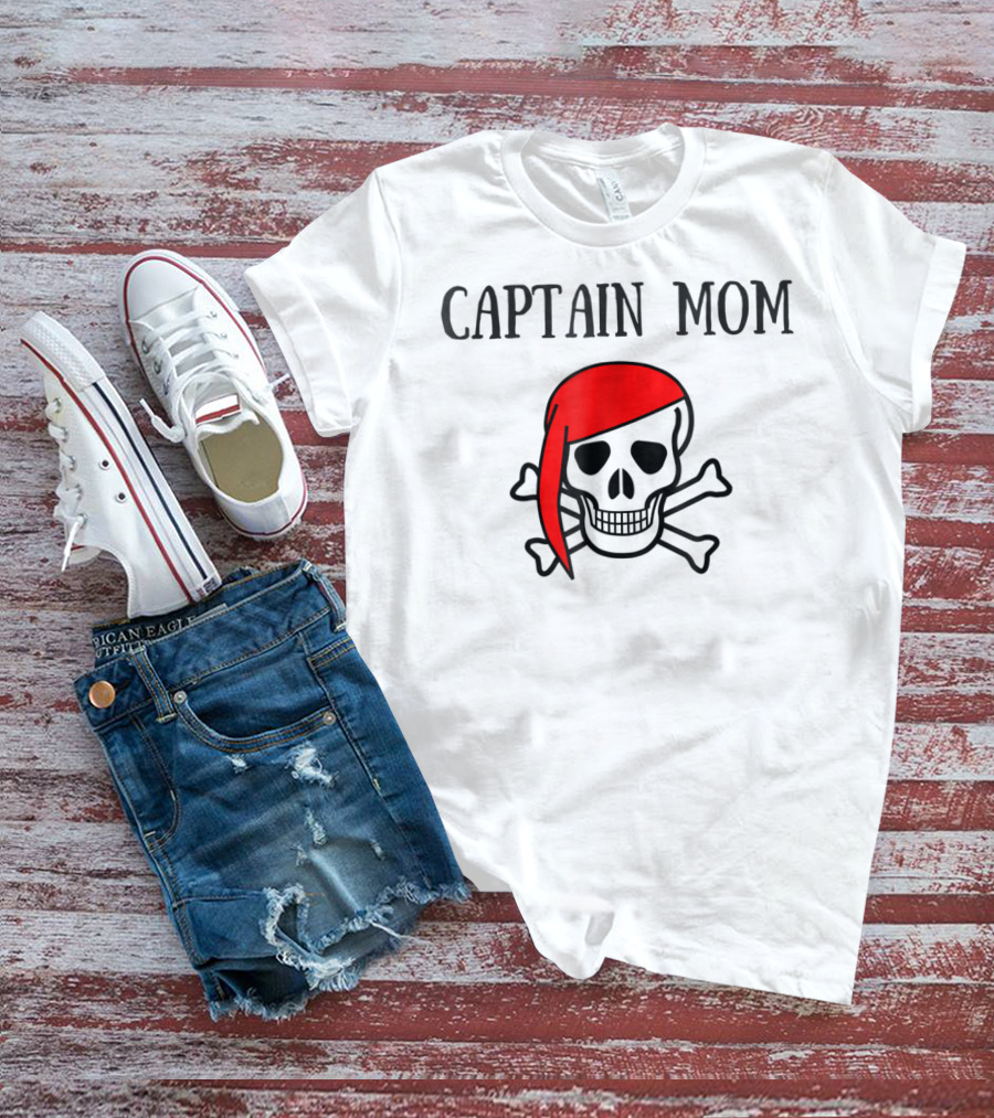 Captain Mom Pirate Skull Red Bandana Halloween Women T-Shirt