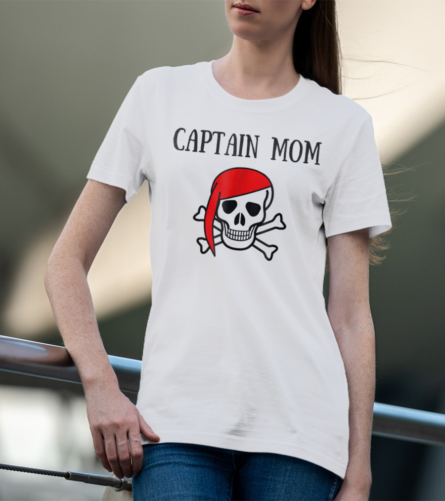 Captain Mom Pirate Skull Red Bandana Halloween Women T-Shirt