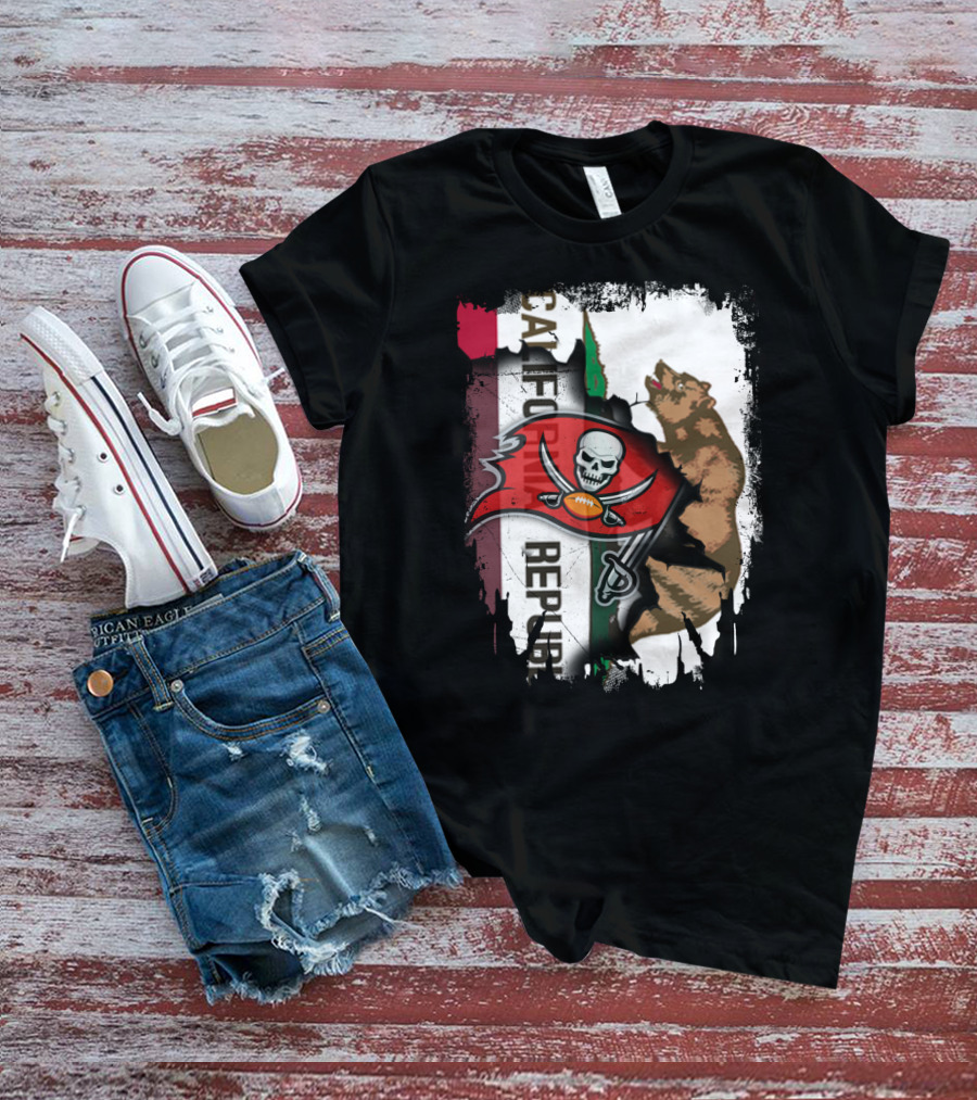 California Republic Bear With Buccaneers Pirate Flag T-Shirt