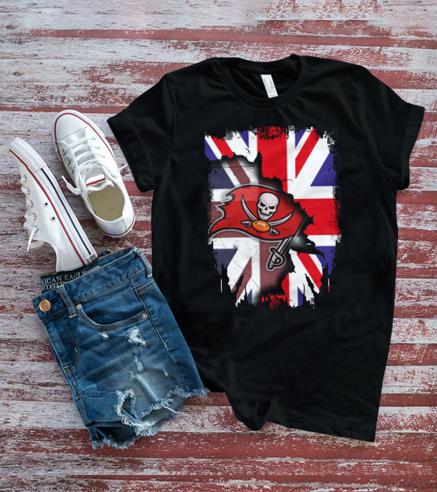 United Kingdom Flag With Buccaneers Skull And Swords T-Shirt