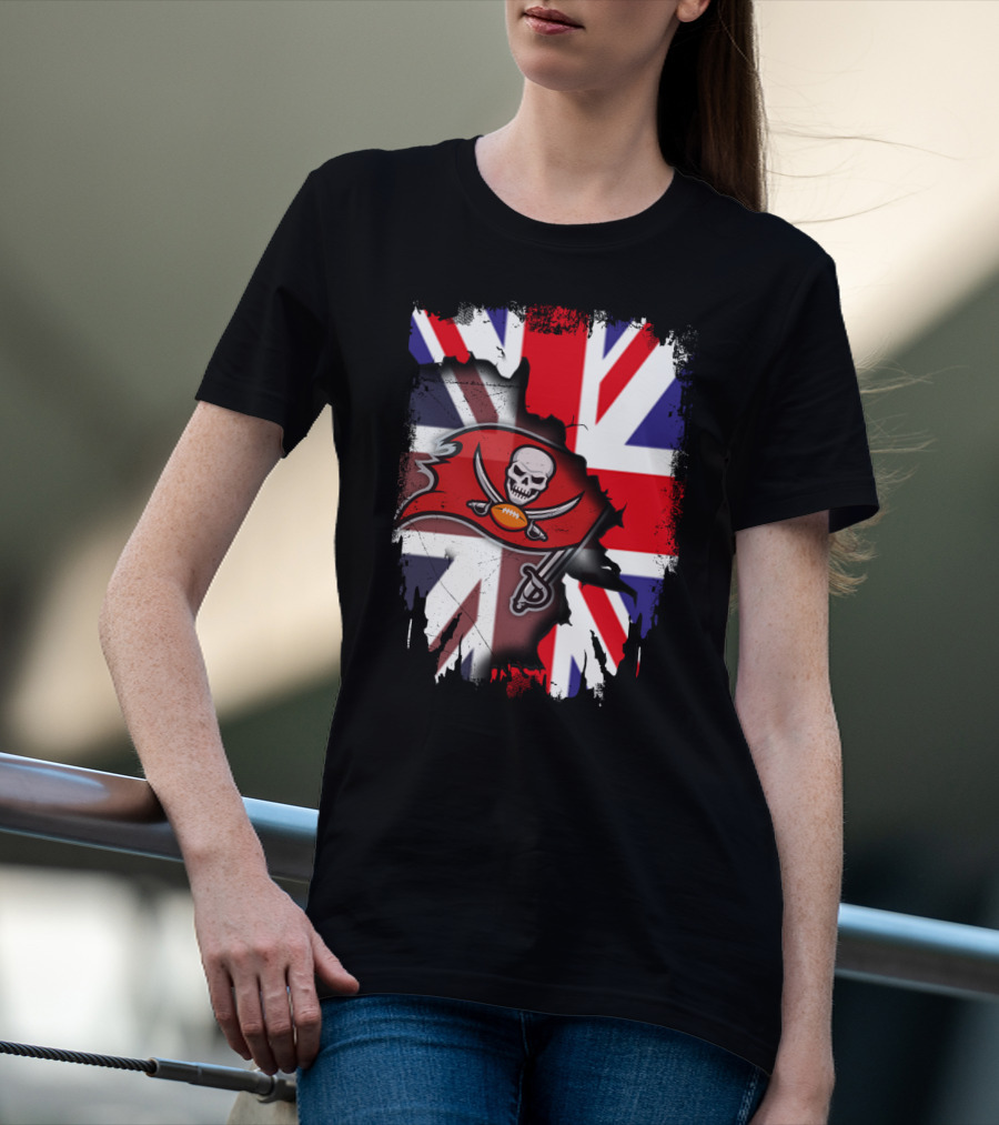 United Kingdom Flag With Buccaneers Skull And Swords T-Shirt