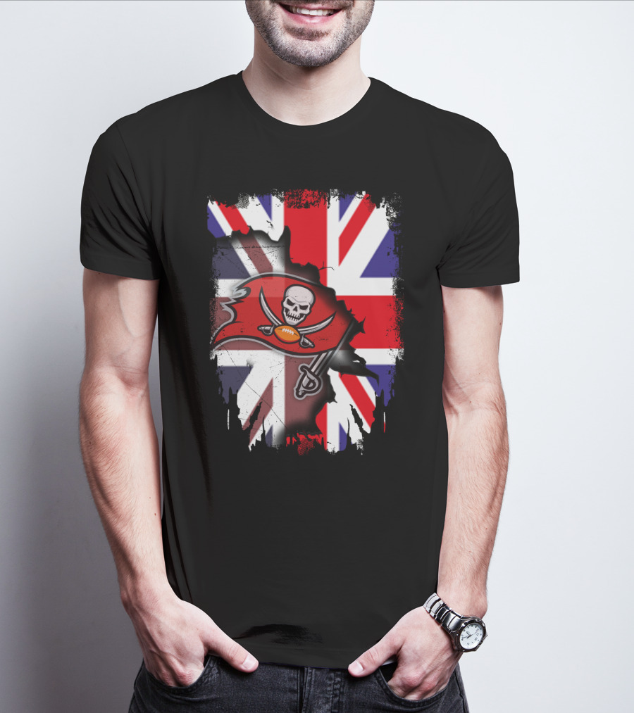 United Kingdom Flag With Buccaneers Skull And Swords T-Shirt