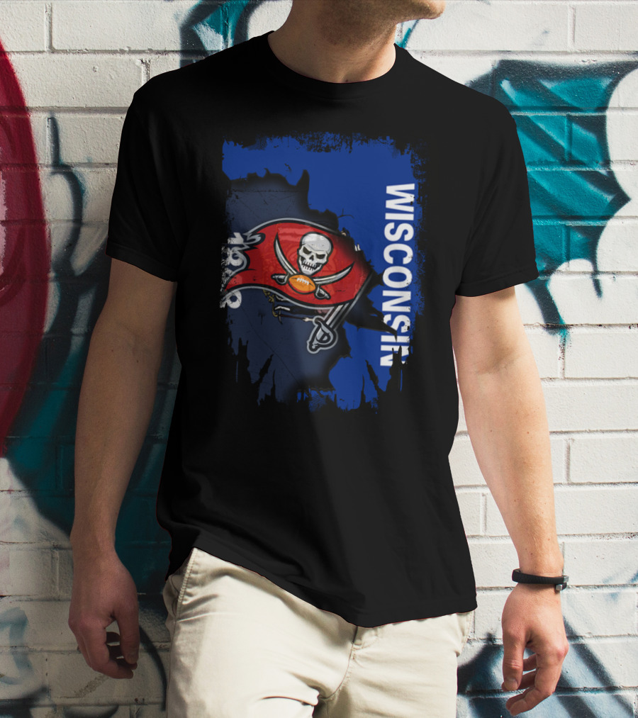 Wisconsin State With Buccaneers Skull Flag 1976 T-Shirt