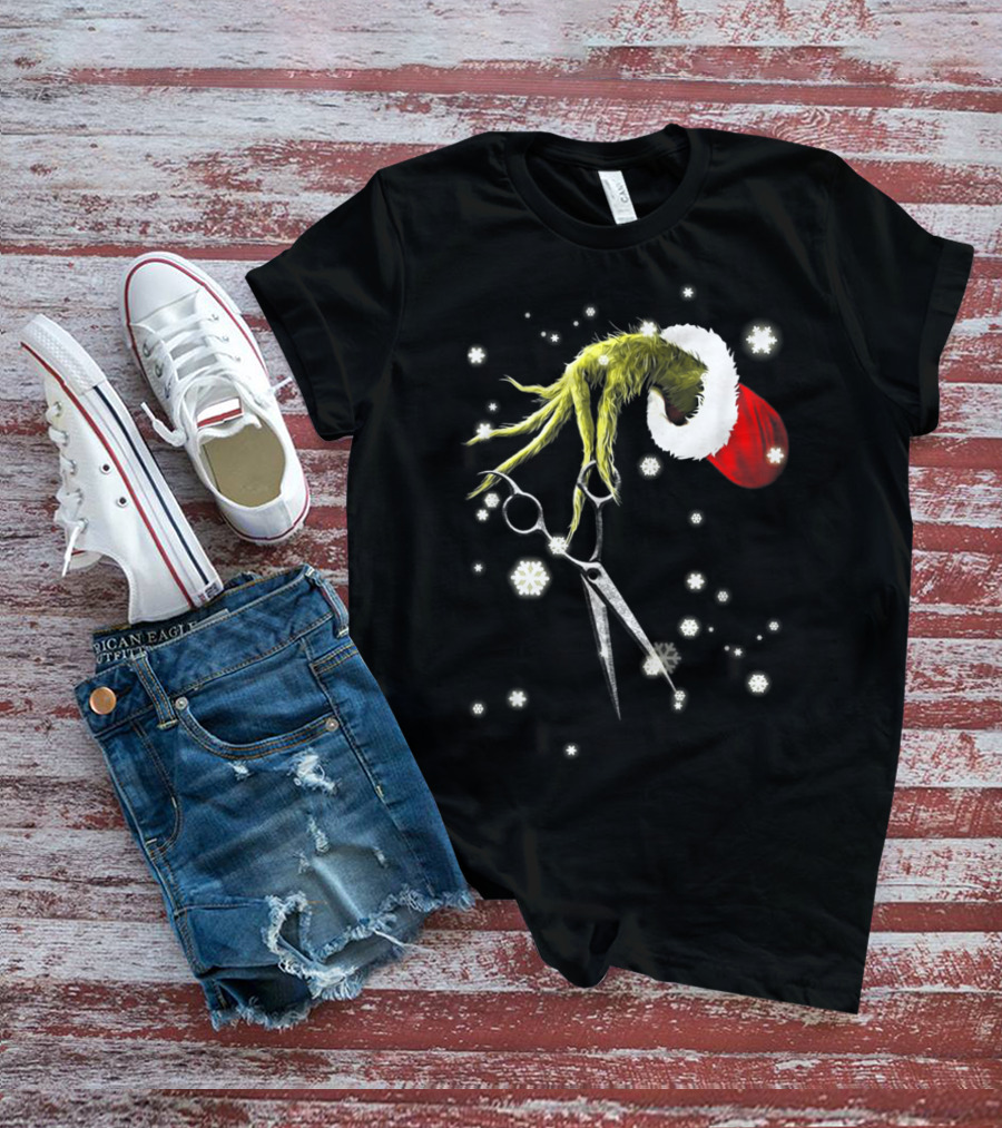 Grinch Hand With Scissors Santa Hat Snowflakes Hairdresser Christmas SE T-Shirt