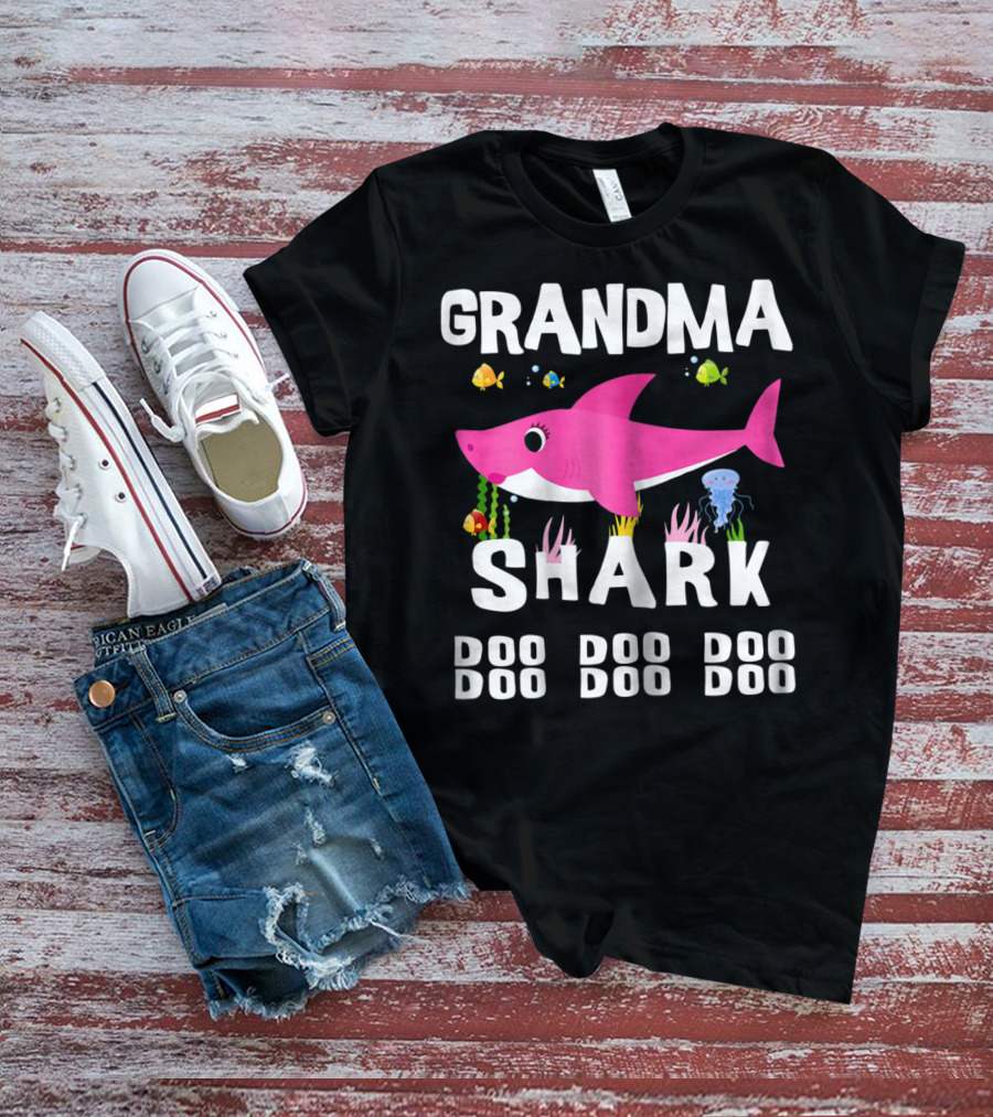 Grandma Shark Doo Doo Doo Mothers Pink Cartoon Fish Sea Creatures T-Shirt