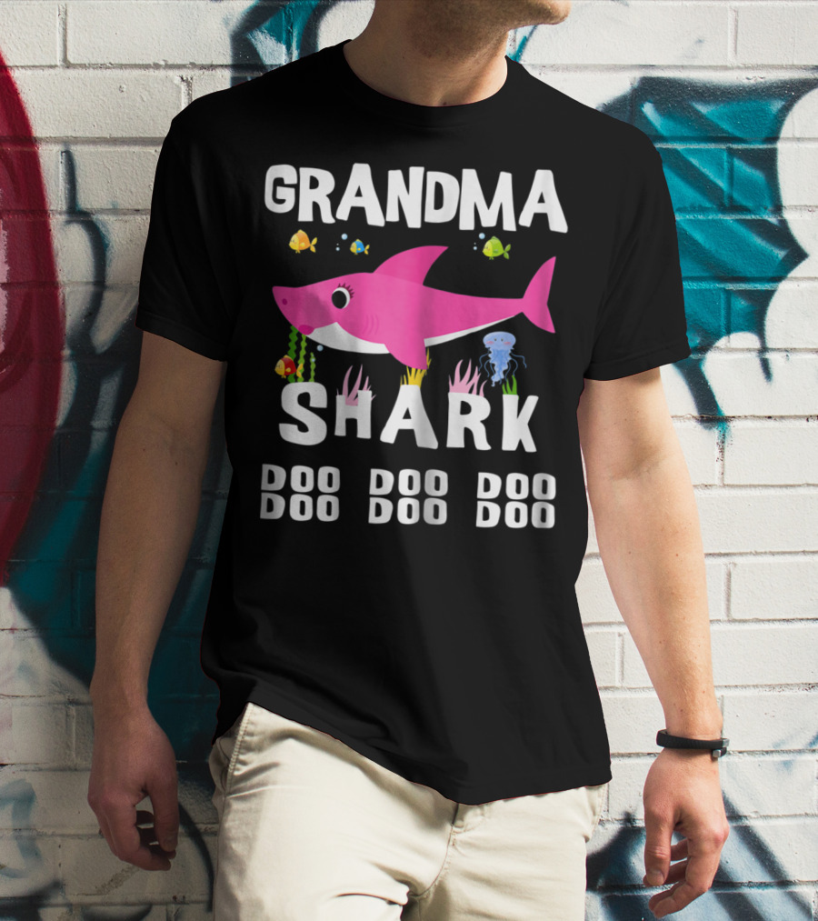 Grandma Shark Doo Doo Doo Mothers Pink Cartoon Fish Sea Creatures T-Shirt