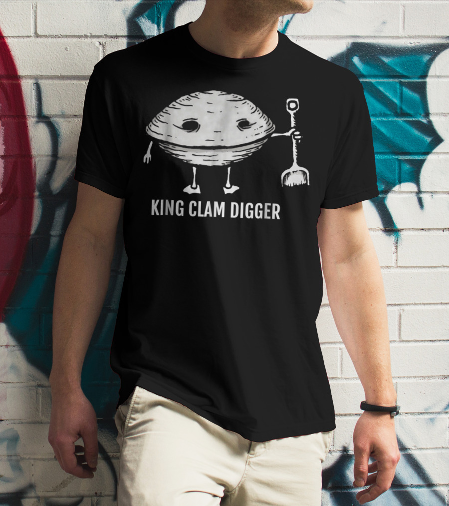 KING CLAM DIGGER WITH SMILING CLAM HOLDING SHOVEL T-Shirt