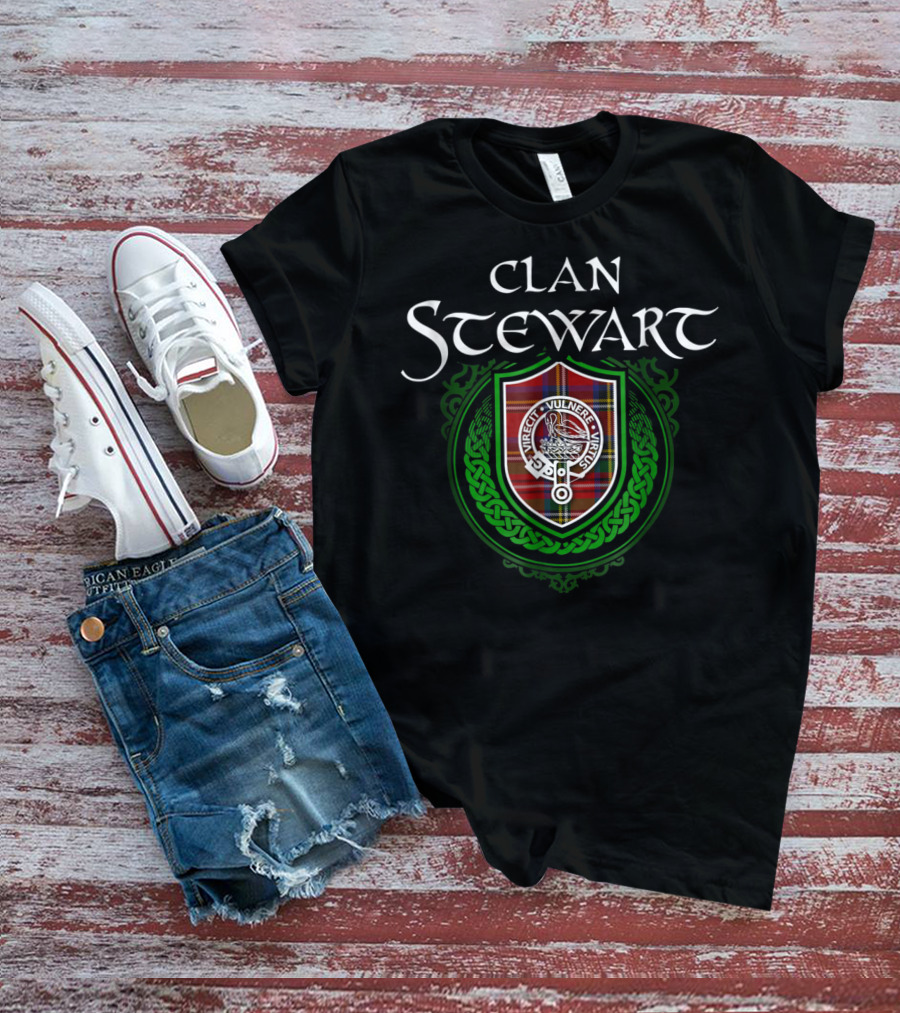 Clan Stewart Scottish Tartan Crest Badge With Gaelic Motto T-Shirt