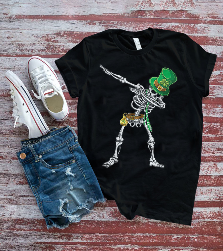 Dabbing Skeleton Leprechaun With Green Hat And Shamrock Tie T-Shirt