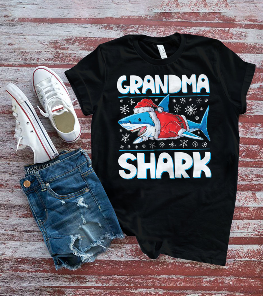Grandma Shark Santa Christmas Matching Family Snowflakes T-Shirt