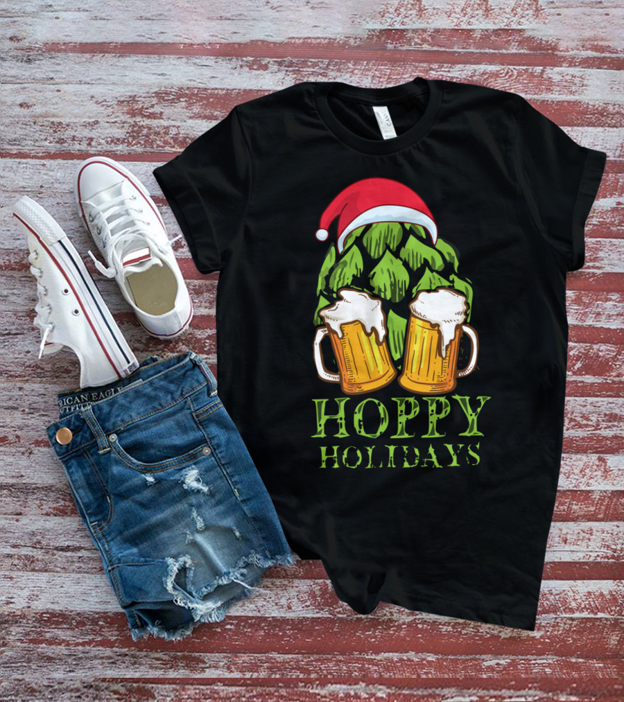 Hoppy Holidays Funny Christmas Craft Beer Hops With Santa Hat And Beer Mugs T-Shirt