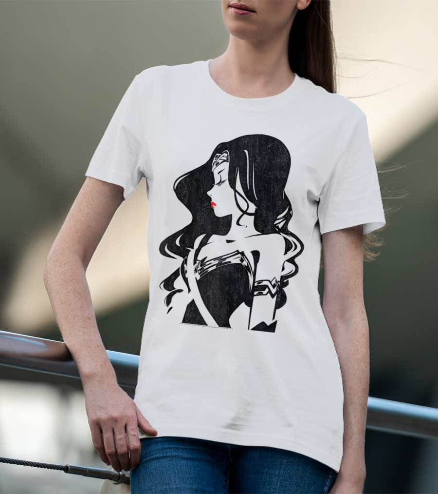 Justice League Wonder Woman Profile Silhouette With Red Lips T-Shirt