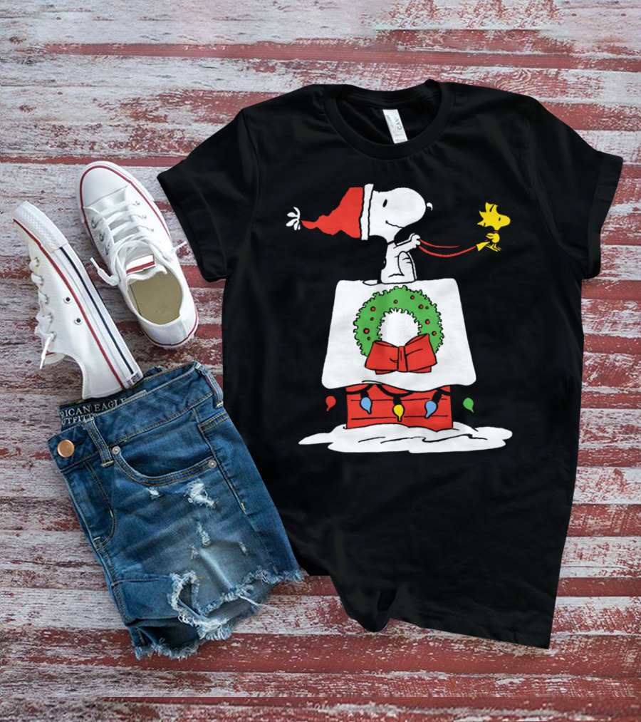 Peanuts Snoopy Santa Woodstock Christmas Wreath Doghouse Lights T-Shirt