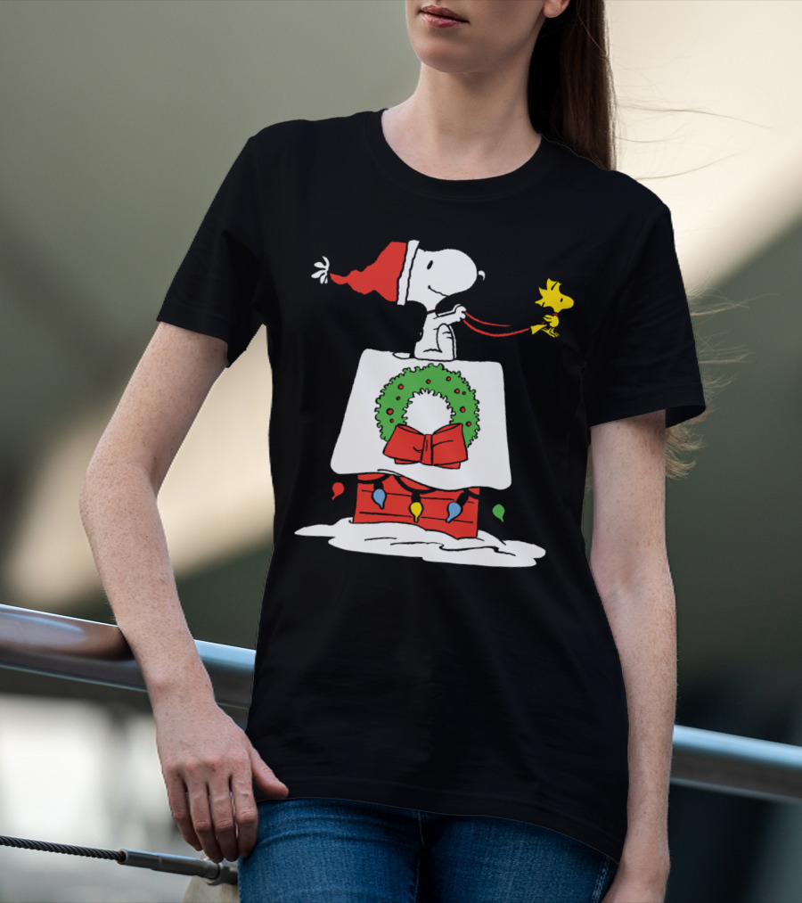 Peanuts Snoopy Santa Woodstock Christmas Wreath Doghouse Lights T-Shirt