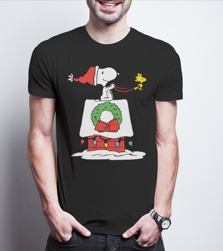 Peanuts Snoopy Santa Woodstock Christmas Wreath Doghouse Lights T-Shirt