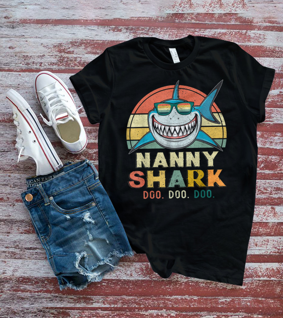 Nanny Shark Doo Doo Doo Vintage Retro Grandma Shark Sunglasses T-Shirt