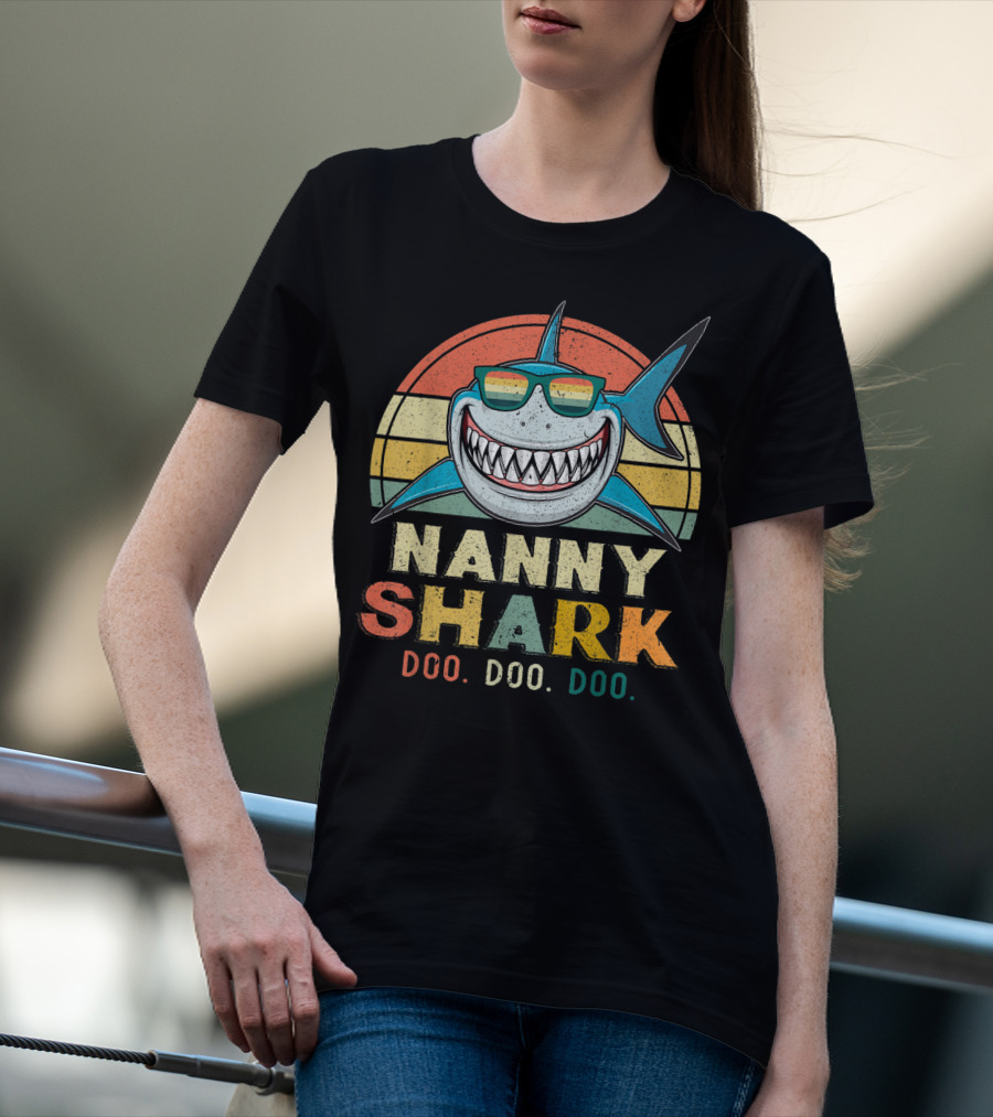 Nanny Shark Doo Doo Doo Vintage Retro Grandma Shark Sunglasses T-Shirt