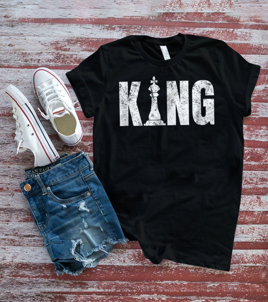 King Chess Piece Distressed Vintage Chess Player T-Shirt