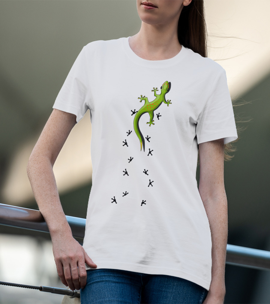 Clever Green Lizard Reptile Tracks Climbing Gecko T-Shirt