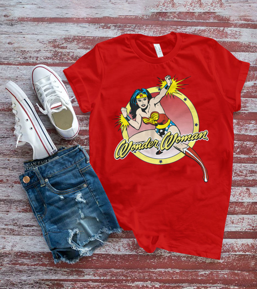 Wonder Woman Dynamic Heroic Pose Comic T-Shirt