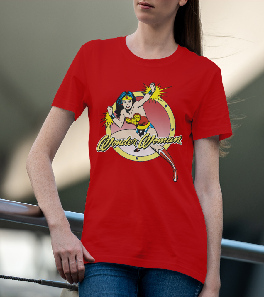 Wonder Woman Dynamic Heroic Pose Comic T-Shirt