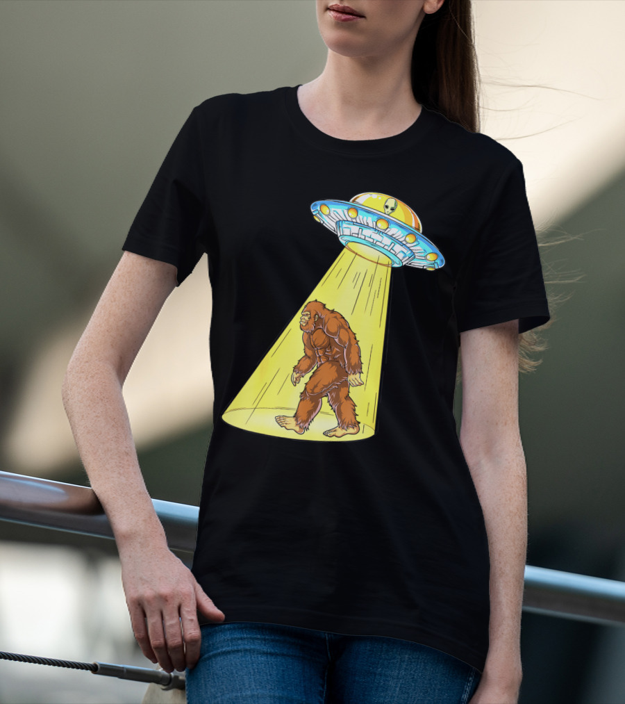 Bigfoot Sasquatch UFO Abduction Alien Flying Saucer T-Shirt