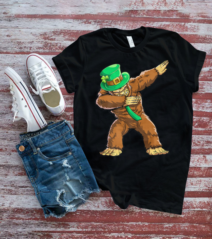 Dabbing Bigfoot St Patricks Day Leprechaun Hat T-Shirt