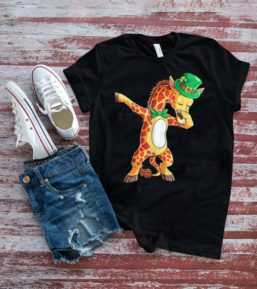 Dabbing Giraffe St Patricks Day Leprechaun Hat Green Bowtie T-Shirt