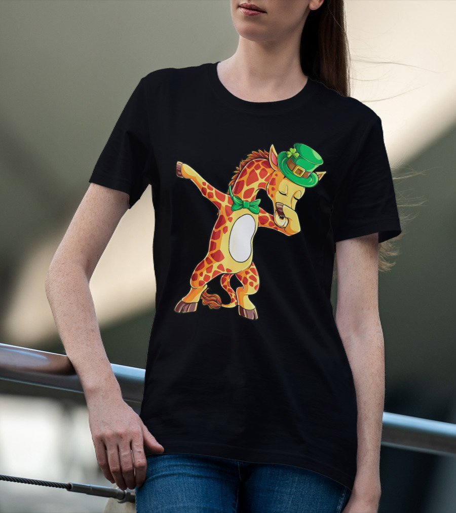 Dabbing Giraffe St Patricks Day Leprechaun Hat Green Bowtie T-Shirt