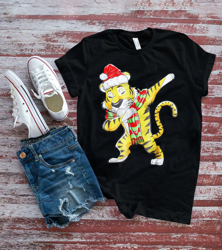 Dabbing Tiger Santa In Santa Hat And Festive Scarf T-Shirt