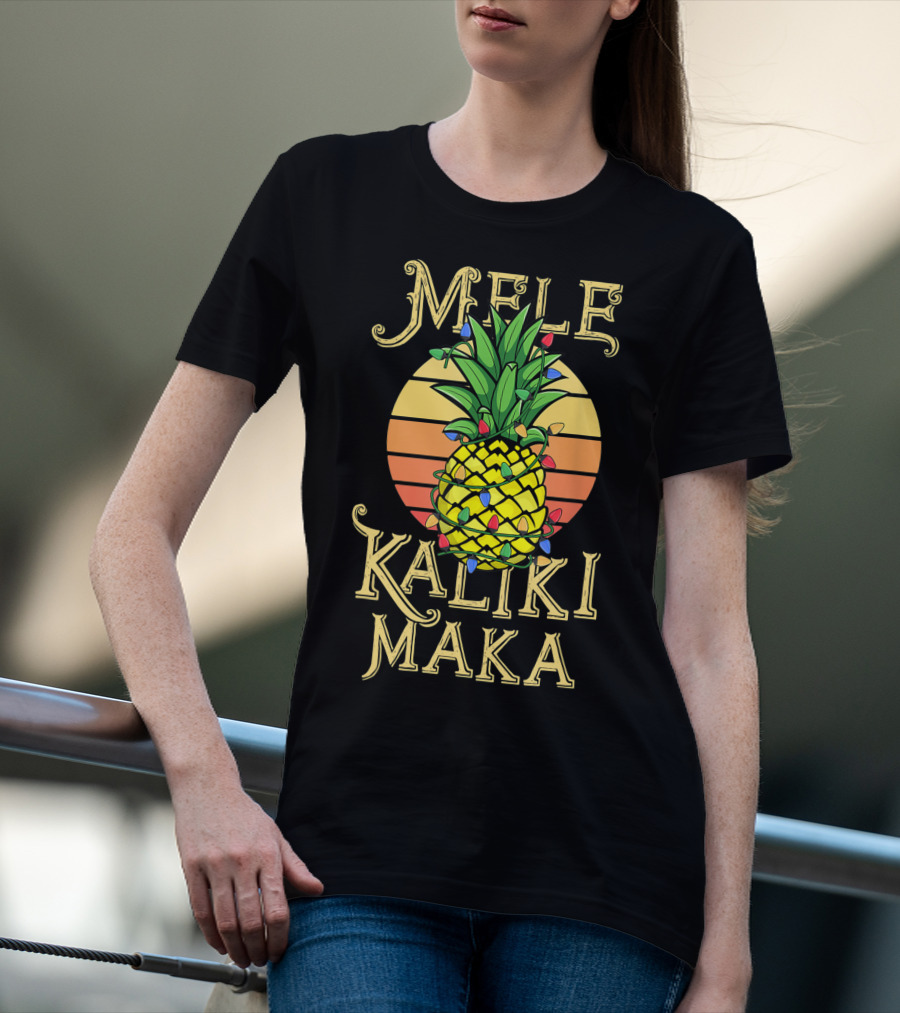 Mele Kalikimaka Hawaiian Christmas Pineapple Lights Vintage Sunset T-Shirt