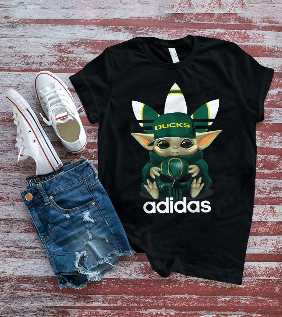 Oregon Ducks Baby Yoda With Green Hat And Oregon T-Shirt