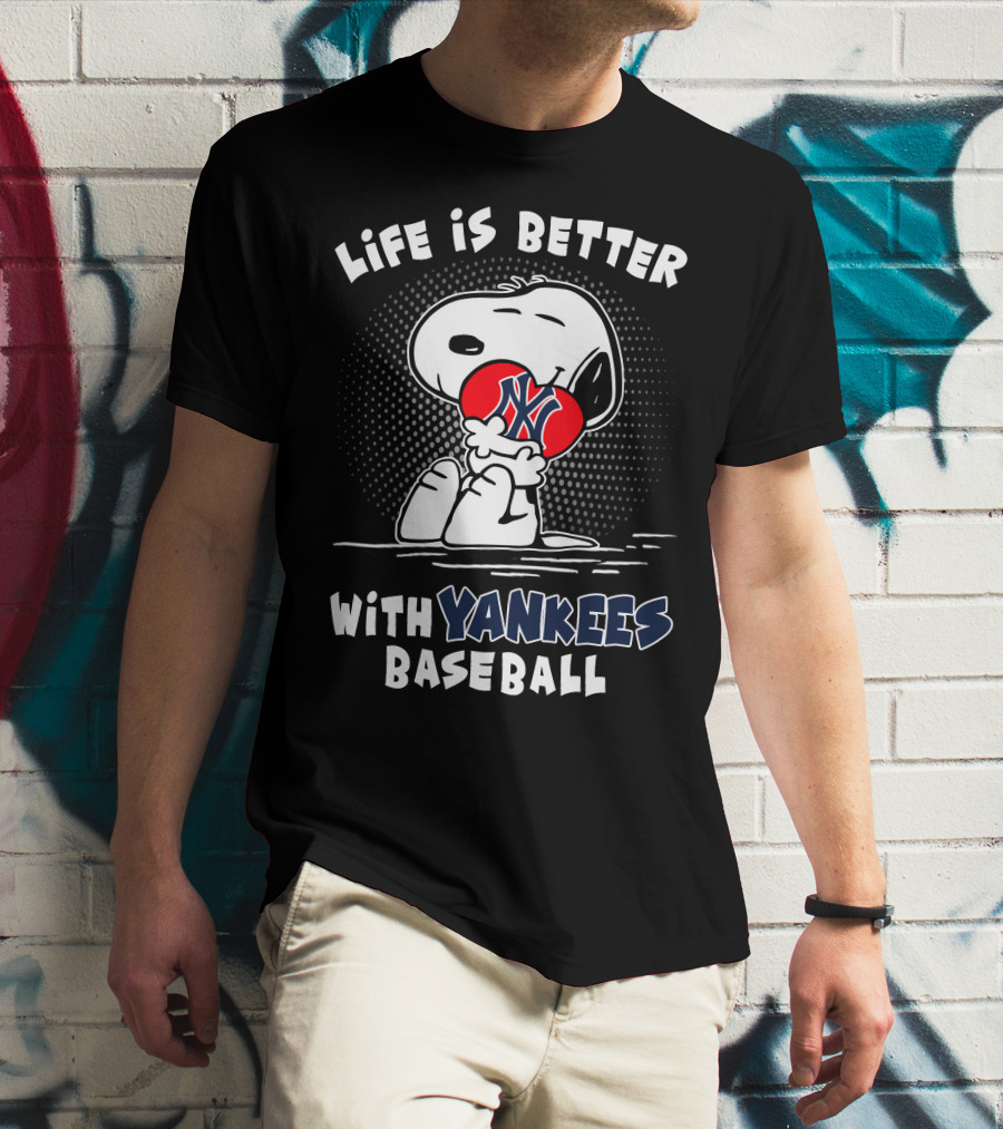 Life Is Better With Yankees Baseball Snoopy Hugging T-Shirt