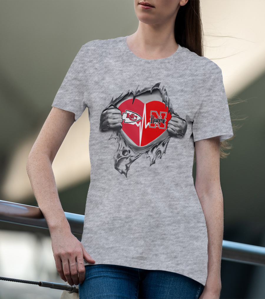 Chiefs Huskers Heart Logo Peeling T-Shirt