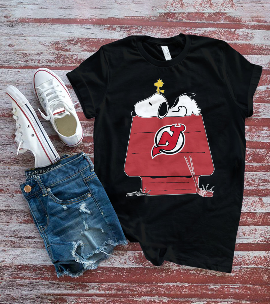 New Jersey Devils Snoopy And Woodstock On Doghouse With Hockey Sticks T-Shirt
