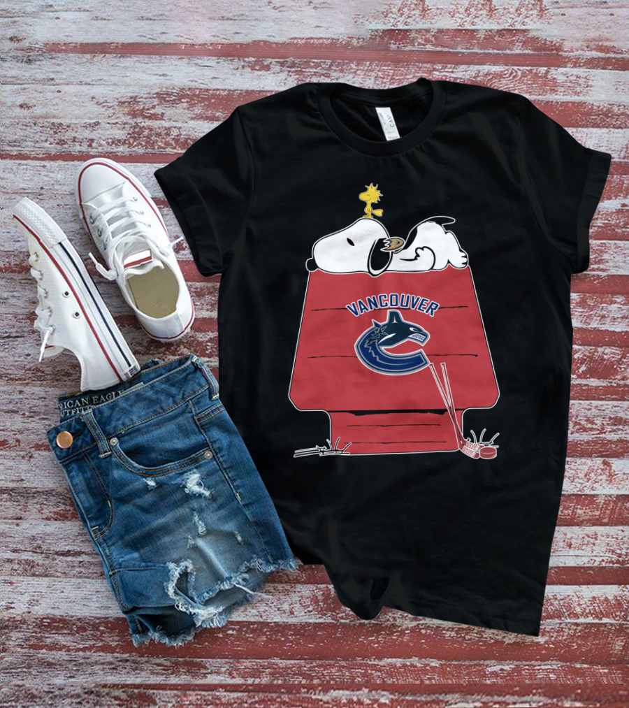 Vancouver Canucks Snoopy Woodstock Hockey Doghouse T-Shirt
