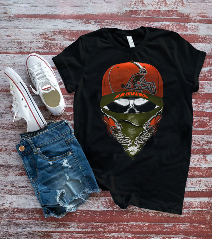 Cleveland Browns Helmet And Skull Bandana Hoodie T-Shirt