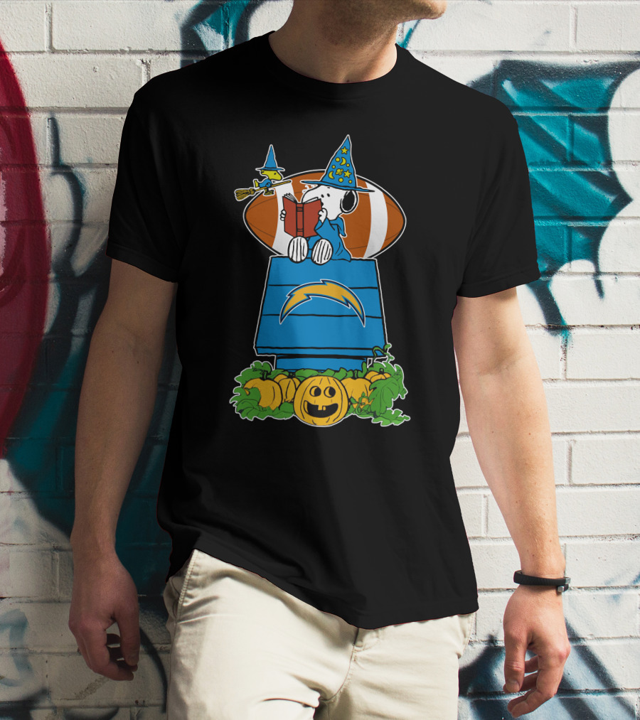 Los Angeles Chargers Snoopy Halloween Witch Reading Football Pumpkin T-Shirt