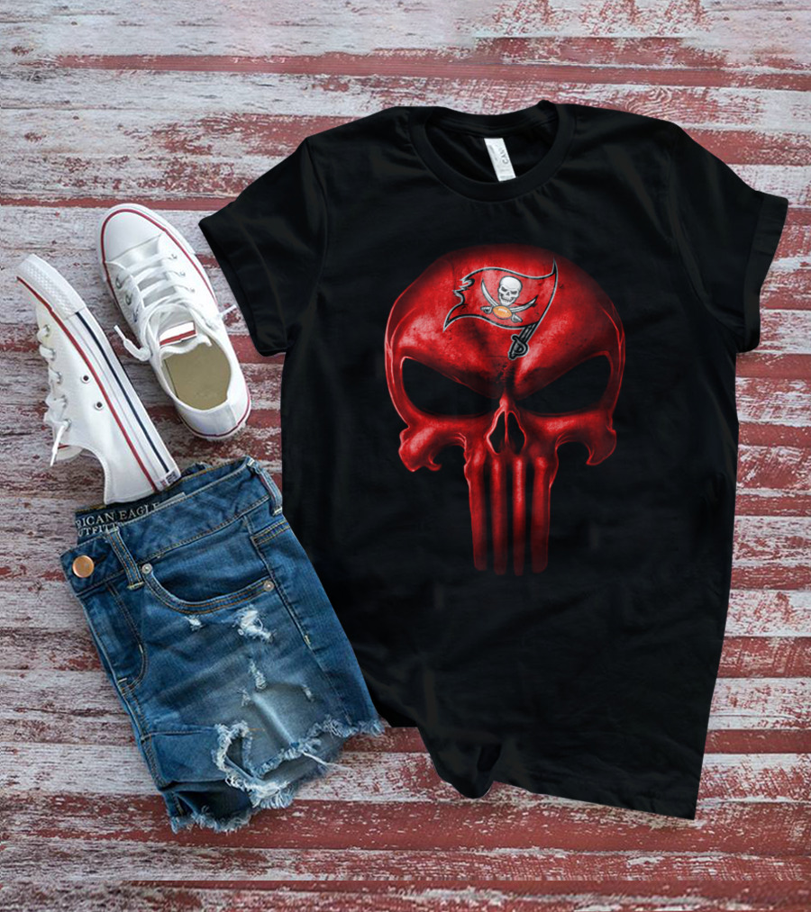 Tampa Bay Buccaneers Skull Logo With Pirate Flag T-Shirt