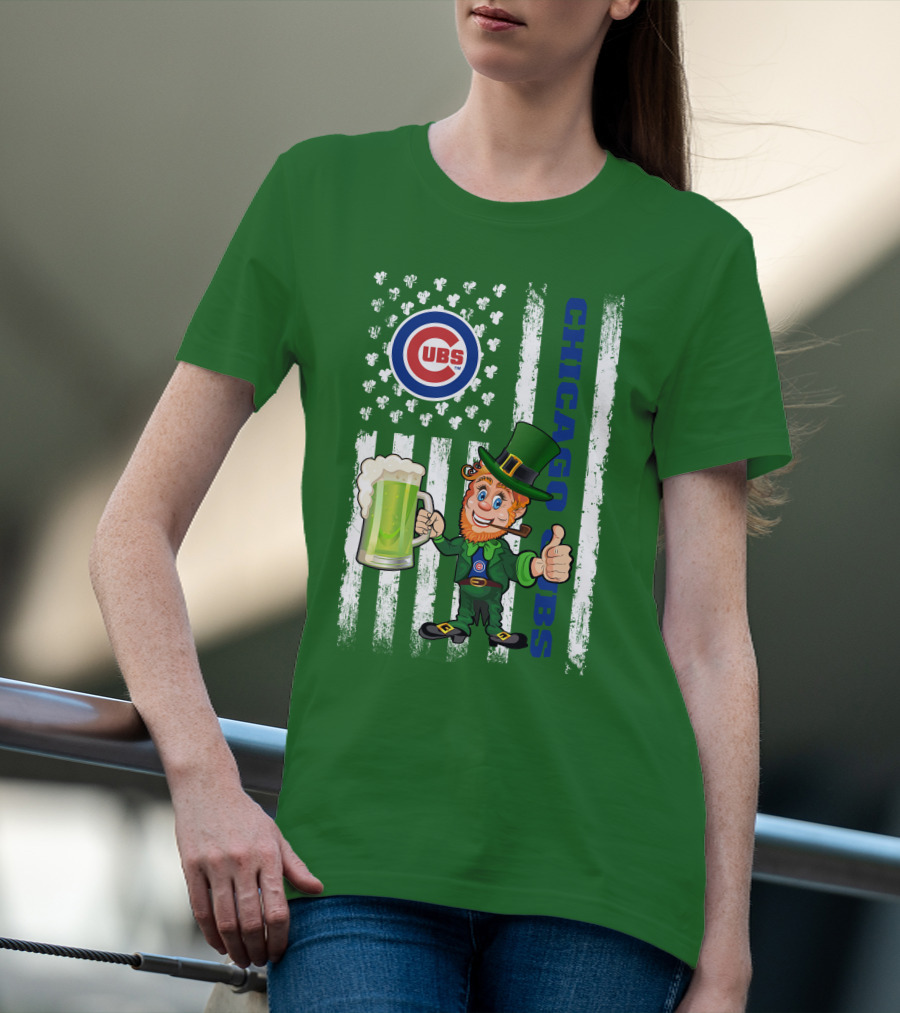 Chicago Cubs St Patrick's Day Leprechaun With Shamrocks And Flag T-Shirt