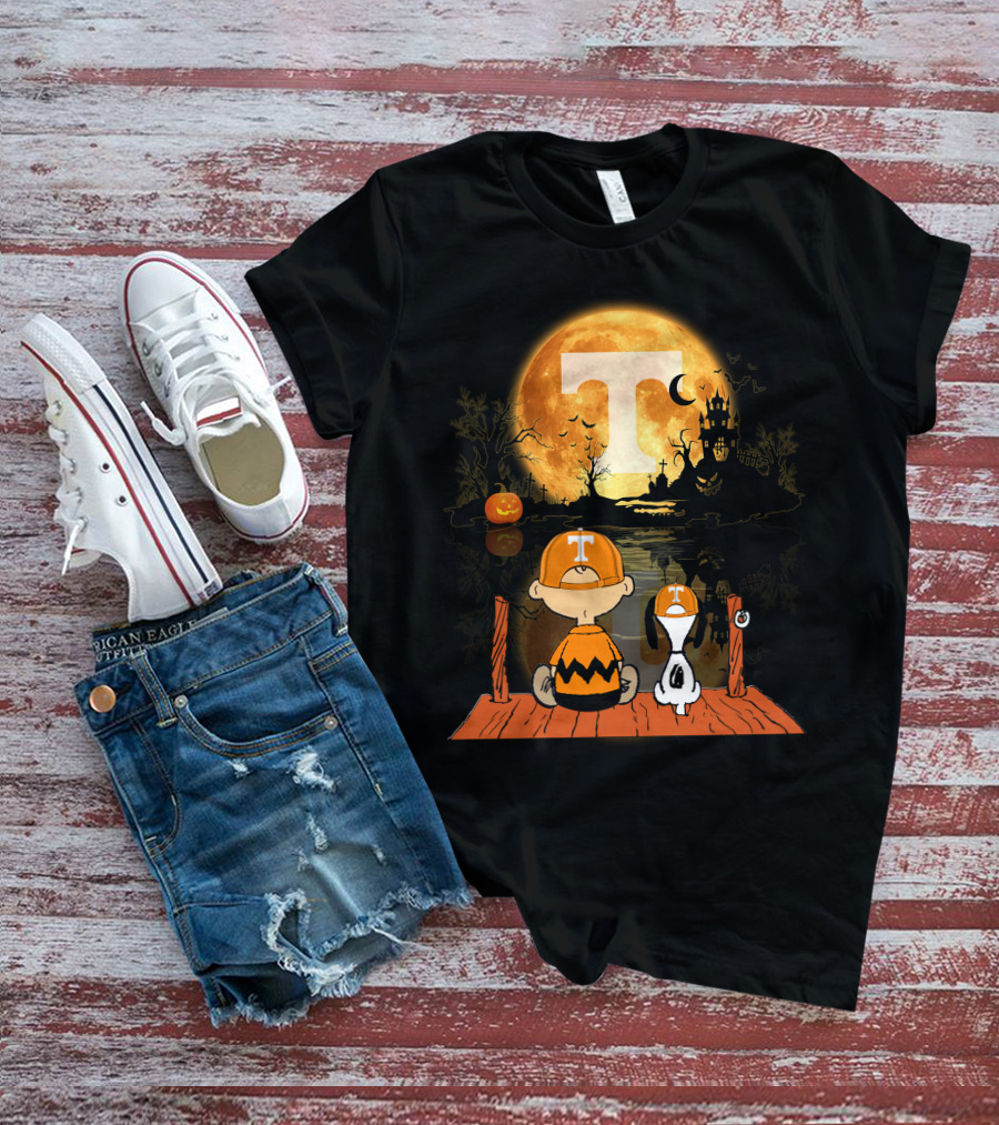Tennessee Volunteers Halloween Full Moon T And Snoopy Pumpkin Scene T-Shirt