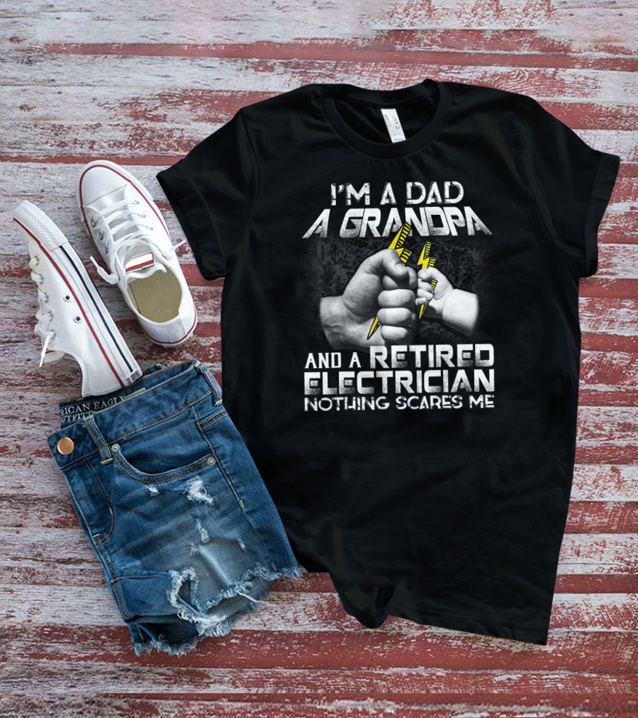 I'm A Dad A Grandpa And A Retired Electrician Nothing Scares Me Fist Bump Lightning Bolts T-Shirt